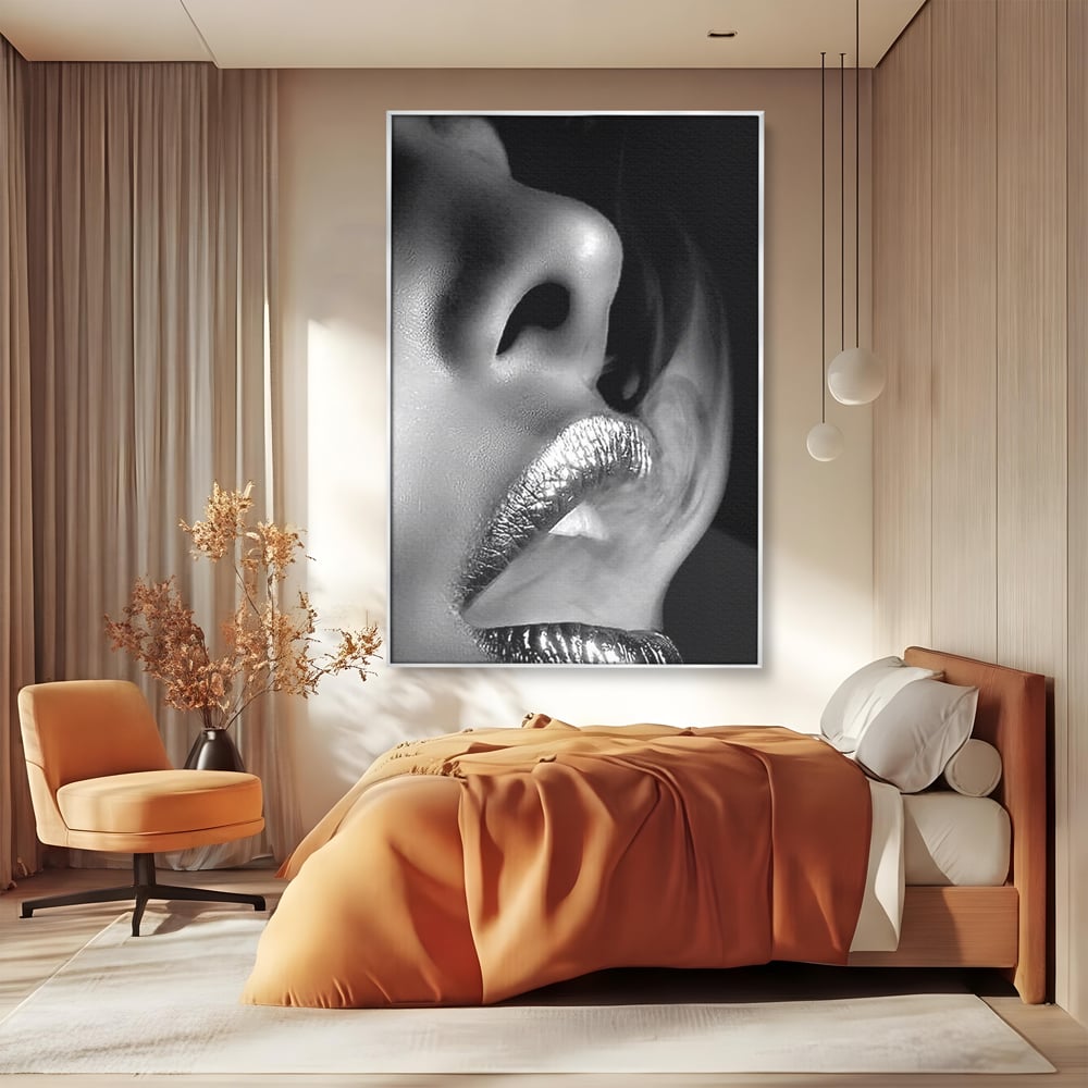 Tablou canvas cu tablou canvas cu buze si fum, in rama de aluminiu argintiu, pe perete intr-un dormitor